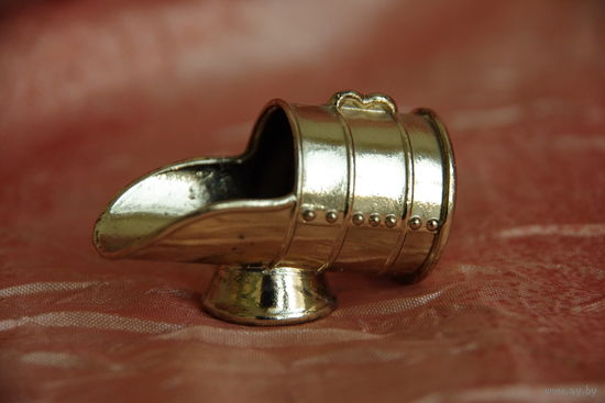 Зольник ( миниатюра )   ( высота 3,5 см , длинна 5 см )