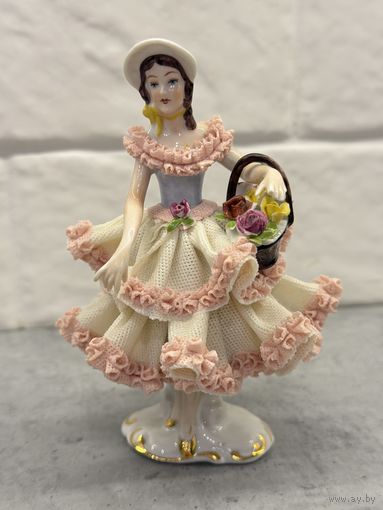 Статуэтка Дама с цветами. Кружевной фарфор. Распродажа коллекции!!!