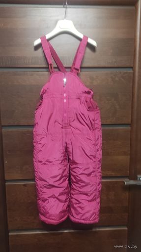 Теплый зимний яркий комбинезон на рост 110-116 см. Очень классный и удобный, верх регулируется на липучках. Длина без учета шлеек меряла сбоку 65 см, шаговый 39 см, Поталии тянется, на резинке 26-33 с