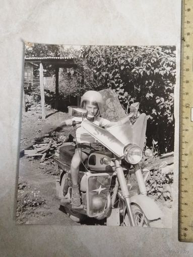 Фотография. История СССР в лицах. Юный мотоциклист на мотоцикле ВОСХОД.