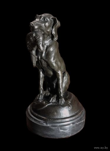 Бронзовая статуэтка "Собака с уткой". Бронза, мраморное основание.