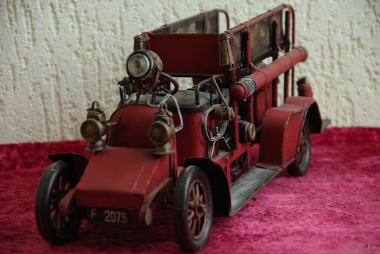 Пожарная машина ( БОЛЬШАЯ , металл ) длинна 45 см , ширина 15 см , высота 17,5 см