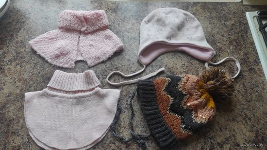 Две теплые шапки и две манишки на 4-5 лет. Хорошее состояние. Манишки розового цвета. Шапка в коричневых тонах Zara, очень хорошо садится, красиво смотрится. Розовая шапка отлично закрывает ушки. Цена