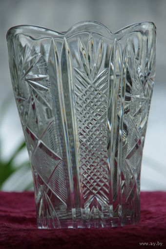 Ваза хрустальная (высота 18см , диаметр 13 см )  целая