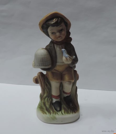 Статуэтка фарфоровая "Мальчик с птичкой и клеткой" 70- годы Европа. Высота 13.5 см.
