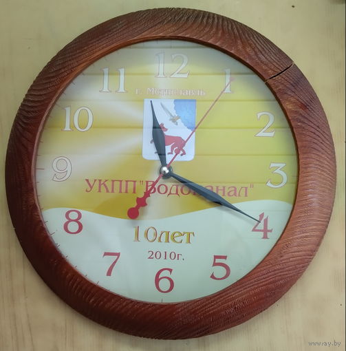 Часы настенные рабочие.