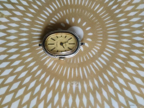 Часы наручные с браслетом ЛУЧ , 15 камней, тикают. Состояние на скане.