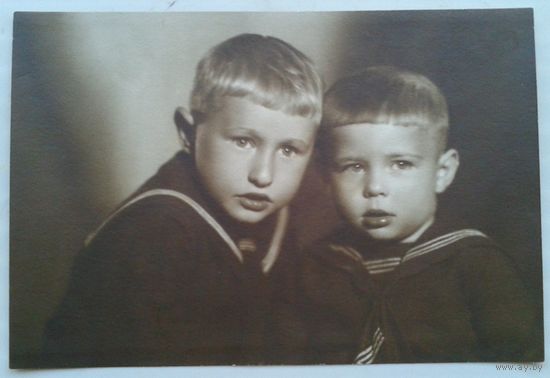 Сладкая парочка. Художественный портрет в фотостудии. Дети. 11.5х17 см