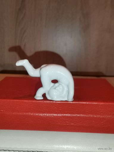 Фарфоровая статуэтка "Кувыркающийся мальчик", Германия,  Wagner & Apel. без сколов и трещин.