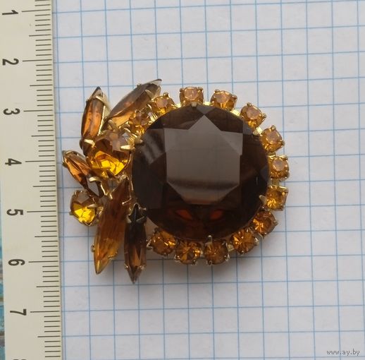 Брошь.