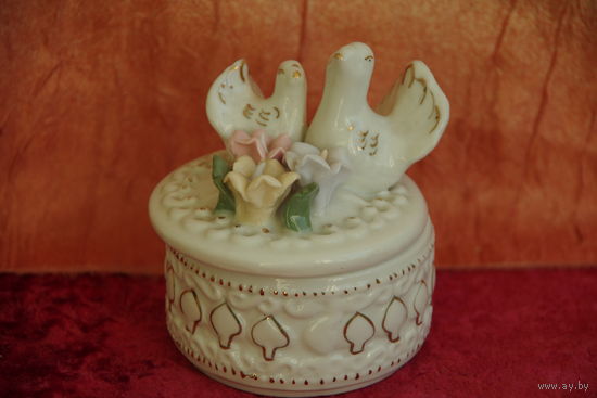 Шкатулка фарфоровая (  высота 8 см , диаметр 8 см )  целая