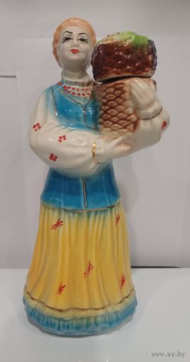 Все лоты с 1р.Девушка в народном костюме Штоф
