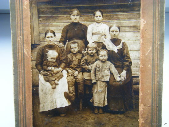 Большое фото 22см.х15см. 1918г. Мода. Жители Западной Беларуси. Какой то праздник. В руках цветы.