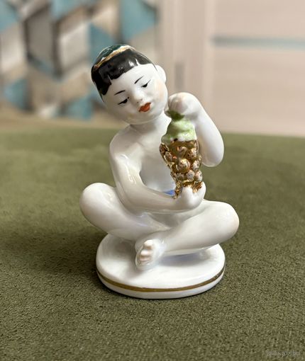 Статуэтка Фарфоровая Мальчик с виноградом . ЛФЗ . В/с