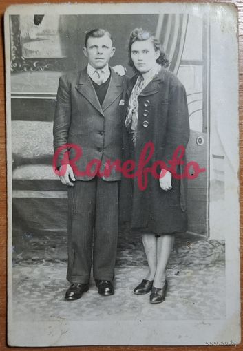 1930-е Открыточный формат Молодая пара студийное фото типажи прошлого ретро
