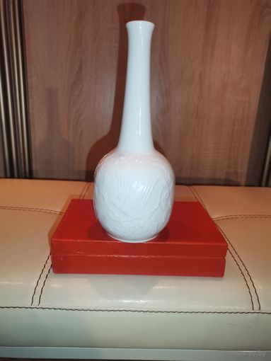 Фарфоровая, рельефная вазочка "Птицы", "KAISER", высота 19 см., без сколов и трещин.