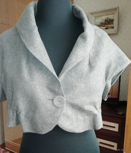 Красивое повседневно-нарядное балеро из добротнейшей ткани стального цвета с нитью лв сотаве шерсть ламы), очень мягкое, на подкладке нежной, размер44-46.Балеро-люкс!