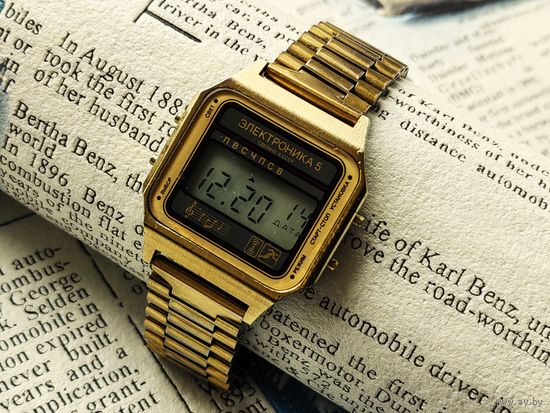 Электронные наручные часы из СССР Электроника 5 с нечастой стекломаской и в нечастом корпусе, с браслетом.