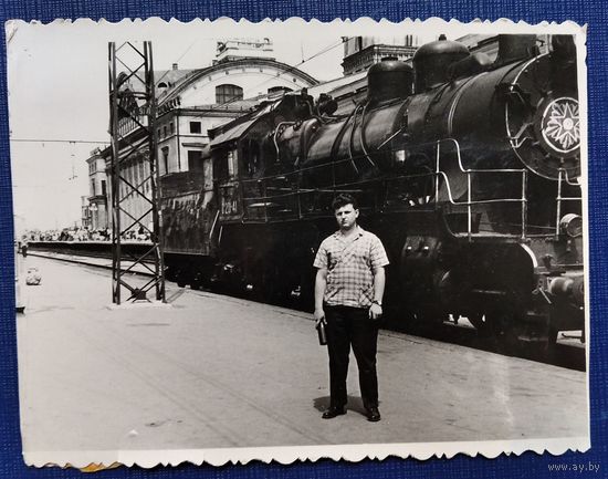 Фото у паровоза. 1964 г. 9х12 см.