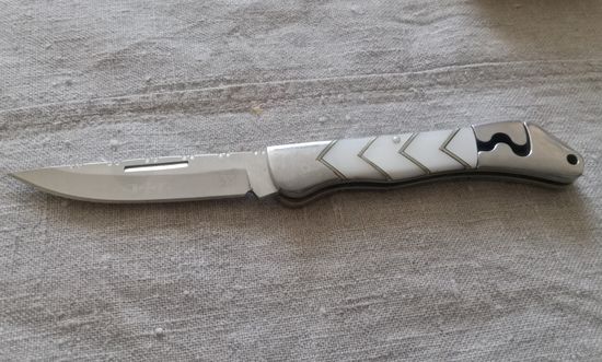 Красивый складной ножик. Перламутровая ручка. Привезён из Швеции. Распродажа коллекции.