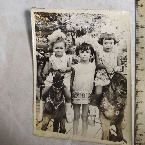 Фотография. История СССР в лицах. Девочки на карусели. Винтаж. Ретро СССР.