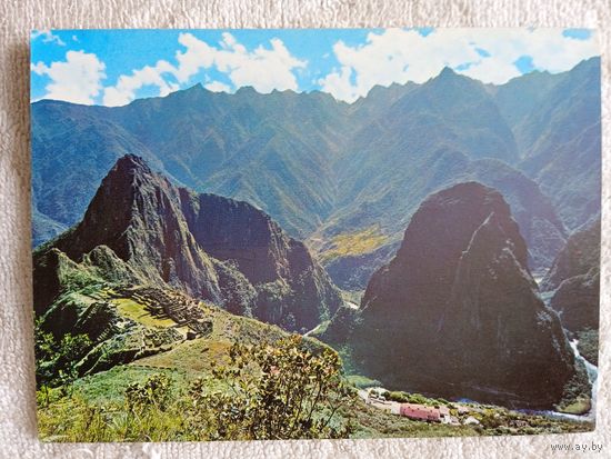 Перу, панорамный вид на руины Мачупикчу. Гранитный город обнаружен в 1911 г.