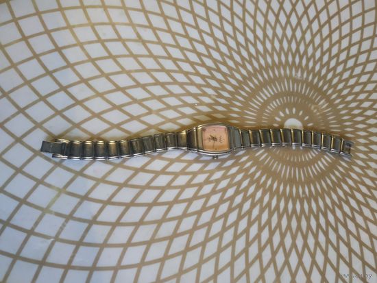 Часы наручные с браслетом. ТИКАЮТ. Состояние на скане. В коллекцию,ремонт,на запчасти.