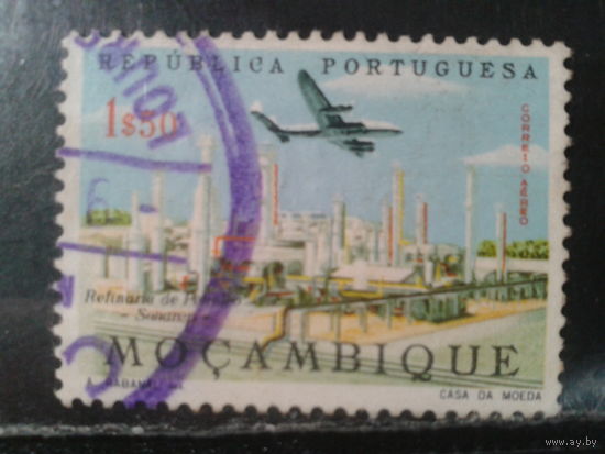 Мозамбик, колония Португалии, 1962. Самолет над заводом