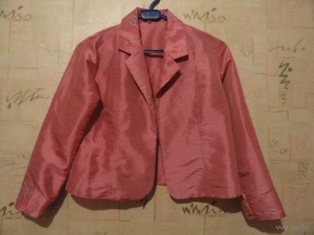 Розовый перламутровый жакет на рост 140 см. Очень красиво смотрится на фигуре, красивое кружево на воротнике и рукавах. Длина 44 см, ПОгруди 43 см (меряла по спинке), длина рукава 48 см. Отличное сост