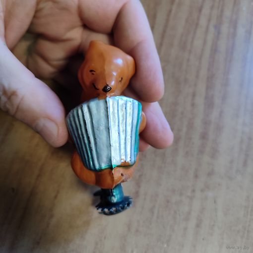 Елочная игрушка. Мишка с гармошкой