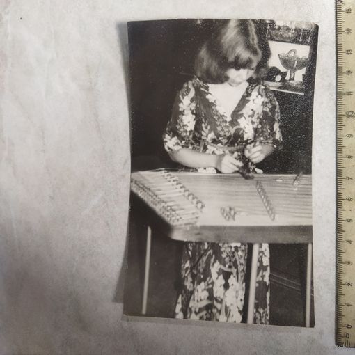 Фотография. История СССР в лицах. Девушка играет на цимбалах.