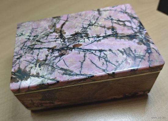 Шкатулка тяжелая из камня Родонит. Урал. 10.5 см.