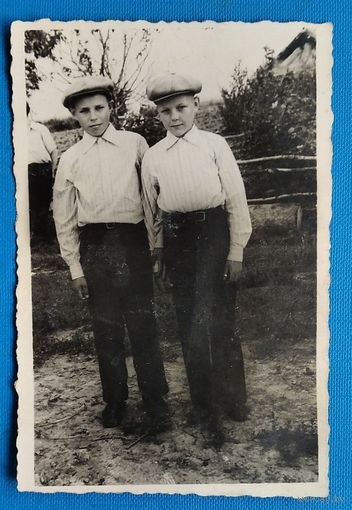Фото двух мальчиков. 1940-50-е. 7.5х11 см.