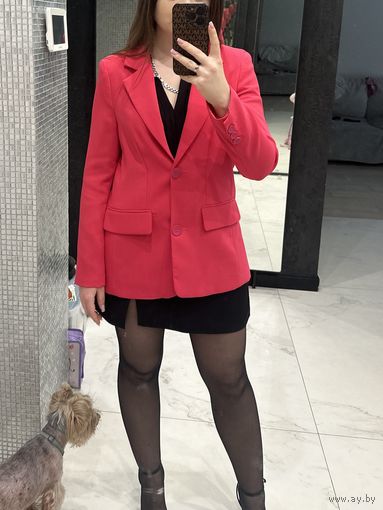 Пиджак блейзер Pull&Bear Новый Фуксия розовый.    Абсолютно новый фирменный пиджак с этикеткой.  Классный яркий трендовый цвет.  Отличная модель, качественная приятная ткань.  Размер указан S. Подойде