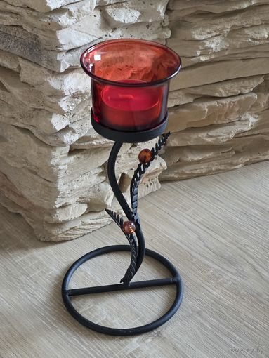 Подсвечник со свечой