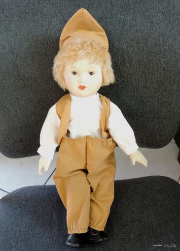 Кукла фарфоровая "Мальчик" 80-е годы Европа. Длина 38 см.