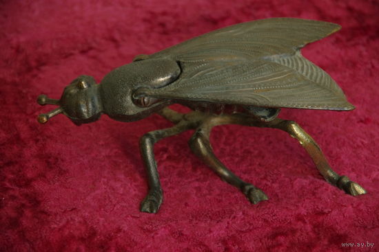 Статуэтка - пепельница " Муха "  (  11,5 см х  18 см , высота 6 см )