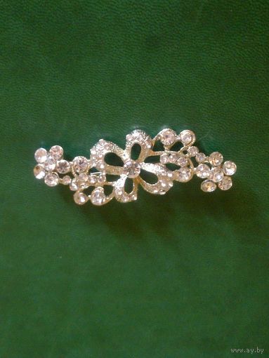 Милая серебристая брошь с камушками