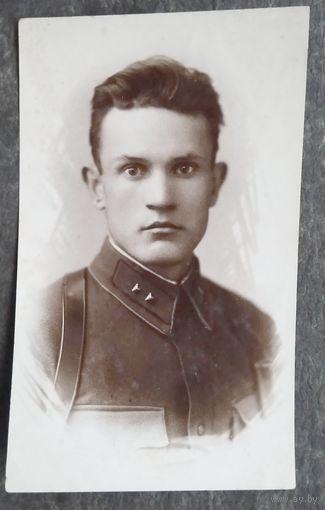 2 фото лейтенанта 1939 и 1944 г. 8.5х13 см и 8х10 см.