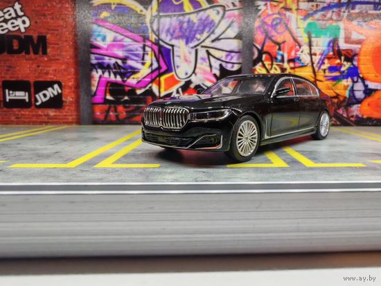 Коллекционная модель 1/64 MiniGT #436 BMW 750Li xDrive Black Sapphire