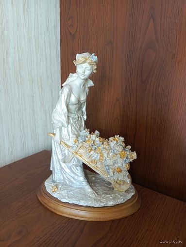 Статуэтка "Девушка с цветами" G.Armani