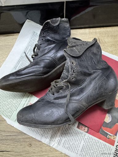 Старинные женские ботинки.