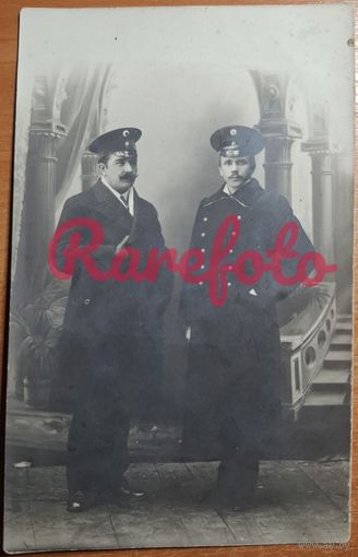 1910-е Открыточный формат два служащих ретро типажи фотоателье