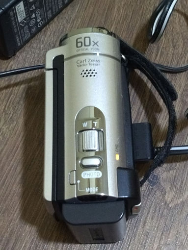 Видеокамера Sony DCR-SX44e zoom 60x, хорошо работает, надо менять аккумулятор, либо банки аккумулятора.  Характеристики Основные Тип матрицы CCD Физический размер матрицы 1/8" Количество точек матрицы