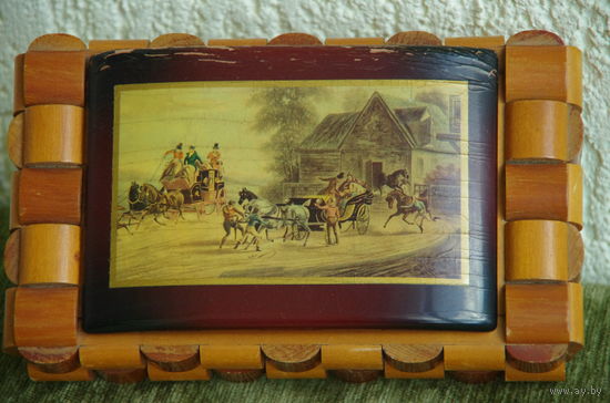 Шкатулка  музыкальная  , старенькая   ( рабочая )   ( 12 х 20 х 7 )