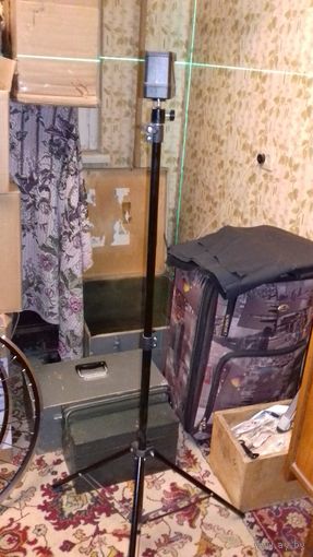 Лазерный уровень с штативом. С рубля!