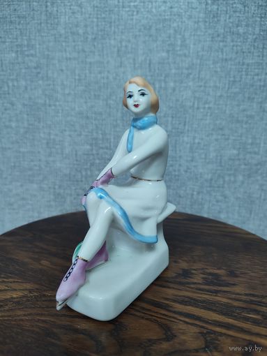 Статуэтка, фигурка фарфоровая фигуристка.