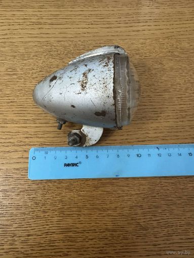 Фара к старому велосипеду.Состояние хорошее.Не вскрывалась .Отражатель и рассеиватель целы.Для реконструкторов и рукастых