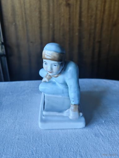 Мальчик на санках 12 см