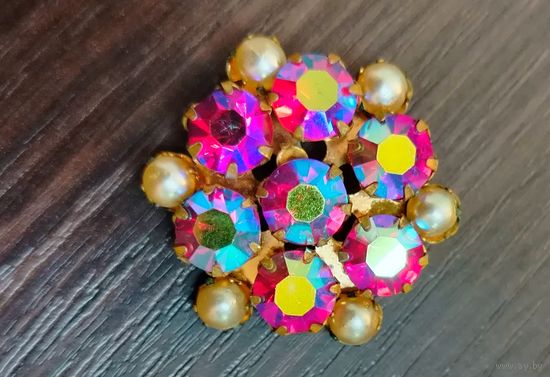 Винтажная брошь , украшена  кристаллами и камнями с эффектом Aurora Borealis (северное сияние ) в хорошем состоянии без потерь камешков и с защелкой рабочей